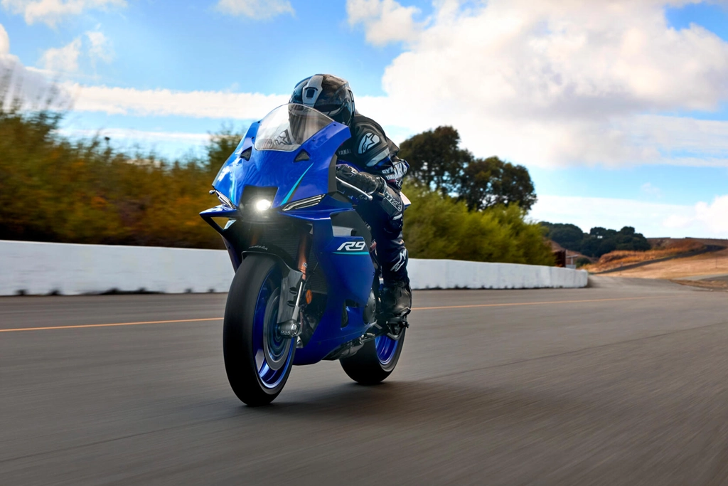 Yamaha R9 vue de face, phare LED allumé
