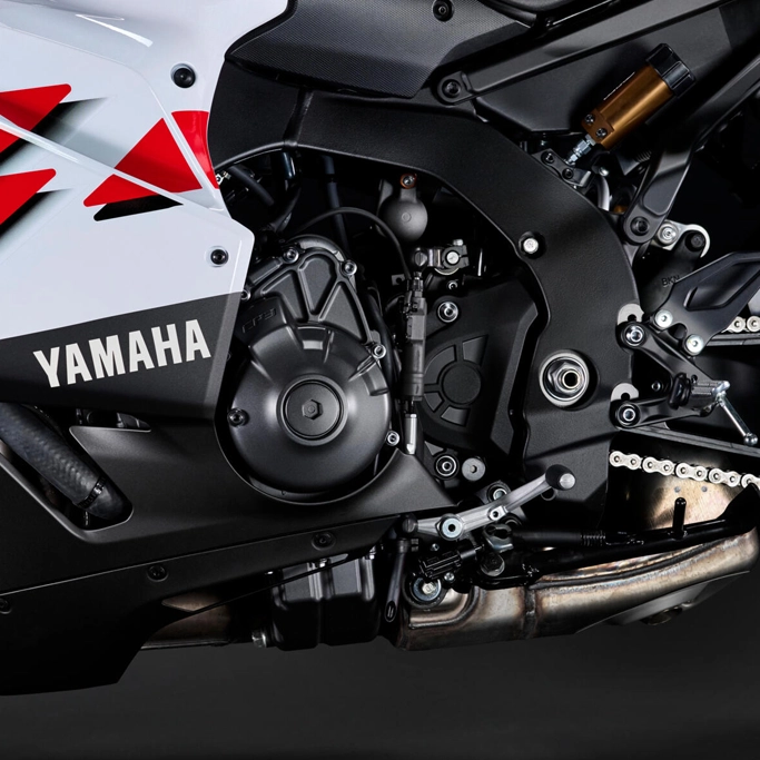 Tableau de bord TFT Yamaha R9 affichant les modes de conduite