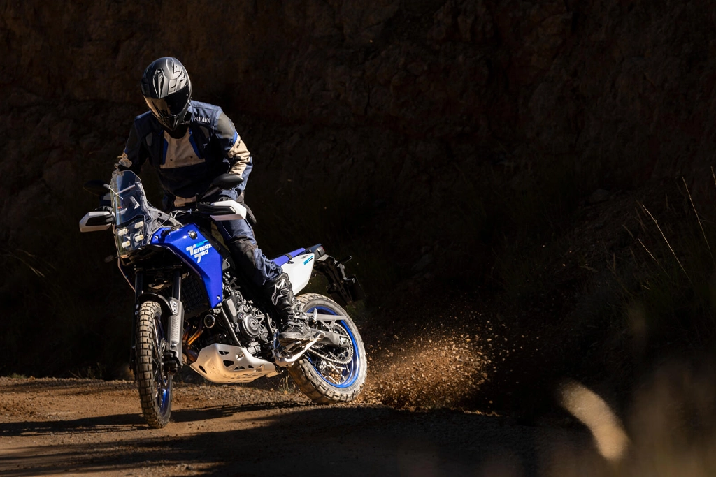 Vue latérale de la Yamaha 2026 Ténéré 700 en action sur piste
