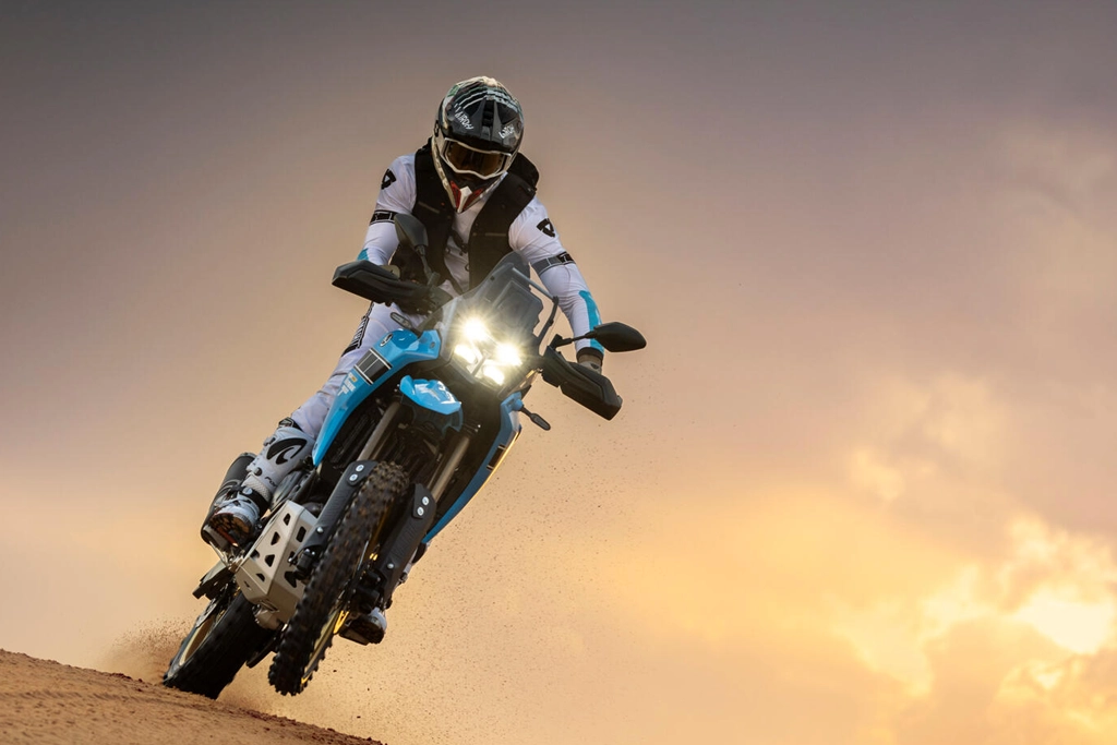 Profil latéral de la Yamaha 2026 Ténéré 700 Rally sur terrain accidenté