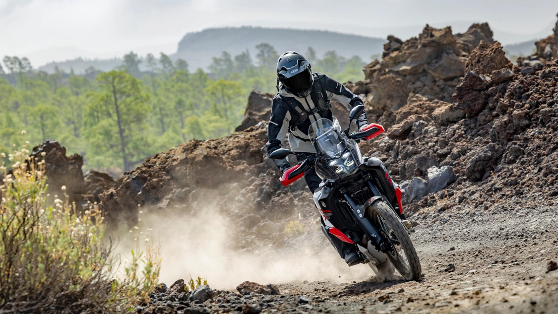 Yamaha Ténéré 700 World Raid en action sur chemin de terre