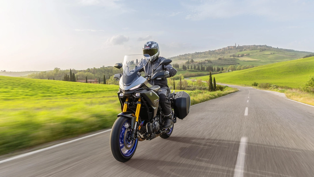 Vue dynamique de la Yamaha 2025 TRACER 7 GT sur route