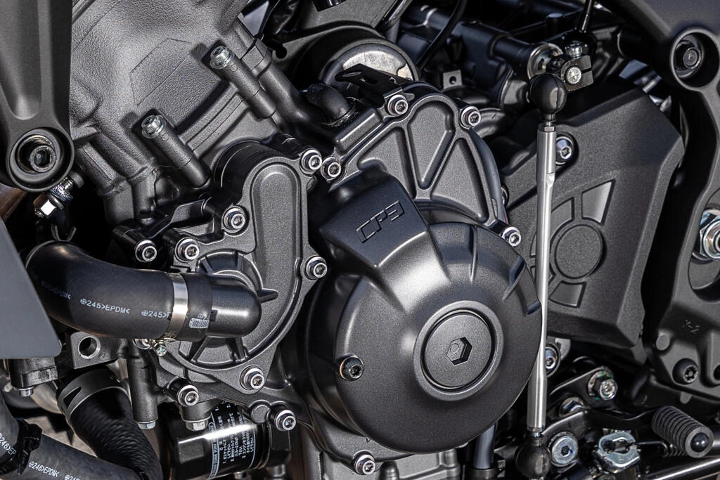 Yamaha 2025 TRACER 9 vue avant sur route