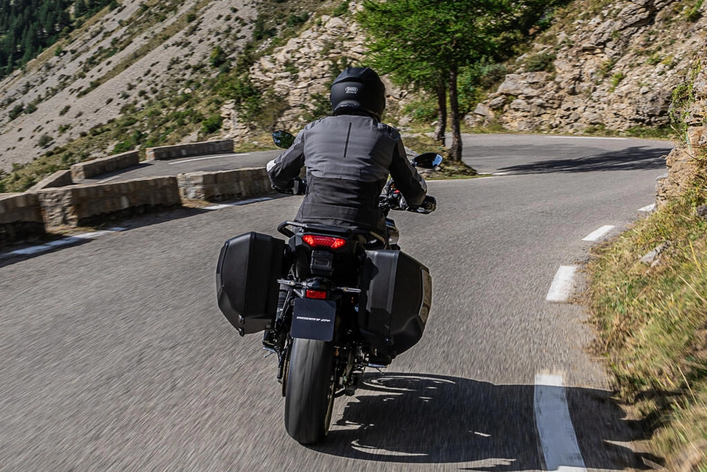 Yamaha 2025 TRACER 9 GT+ vue de face avec éclairage LED