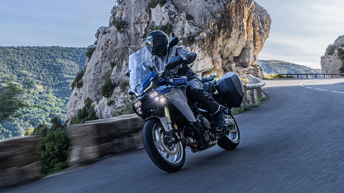 Vue arrière de la Yamaha 2025 TRACER 9 GT+ sur route sinueuse