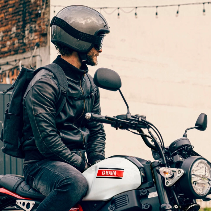 Tableau de bord digital et commandes de la Yamaha XSR125