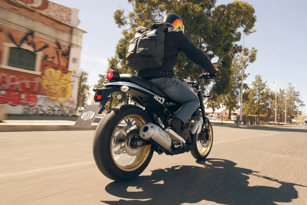 Vue latérale de la Yamaha XSR125 Legacy en extérieur