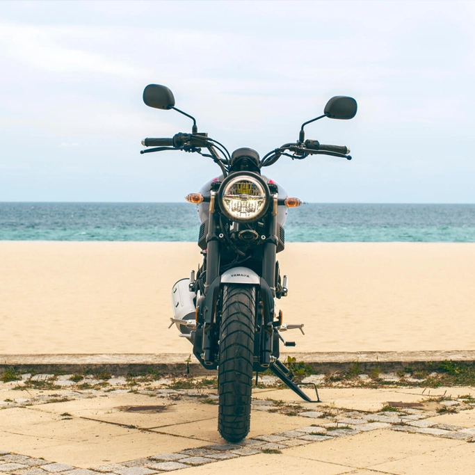 Profil vintage de la Yamaha XSR125 Legacy avec jantes à rayons