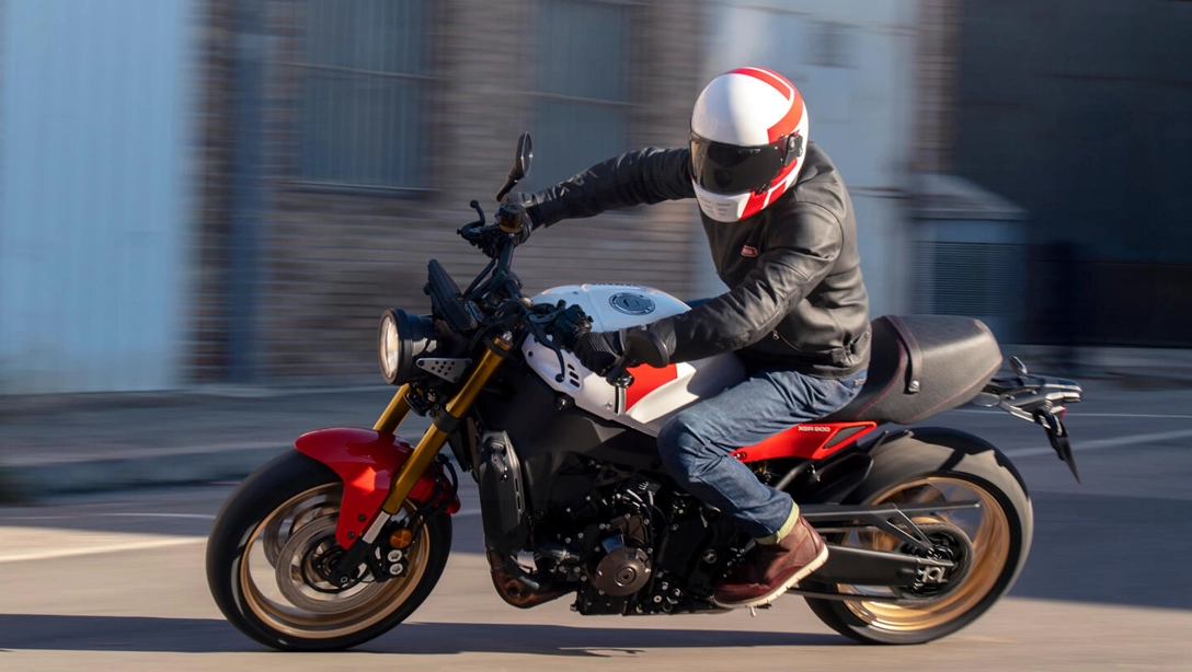 Vue latérale de la Yamaha 2025 XSR900 sur fond sombre