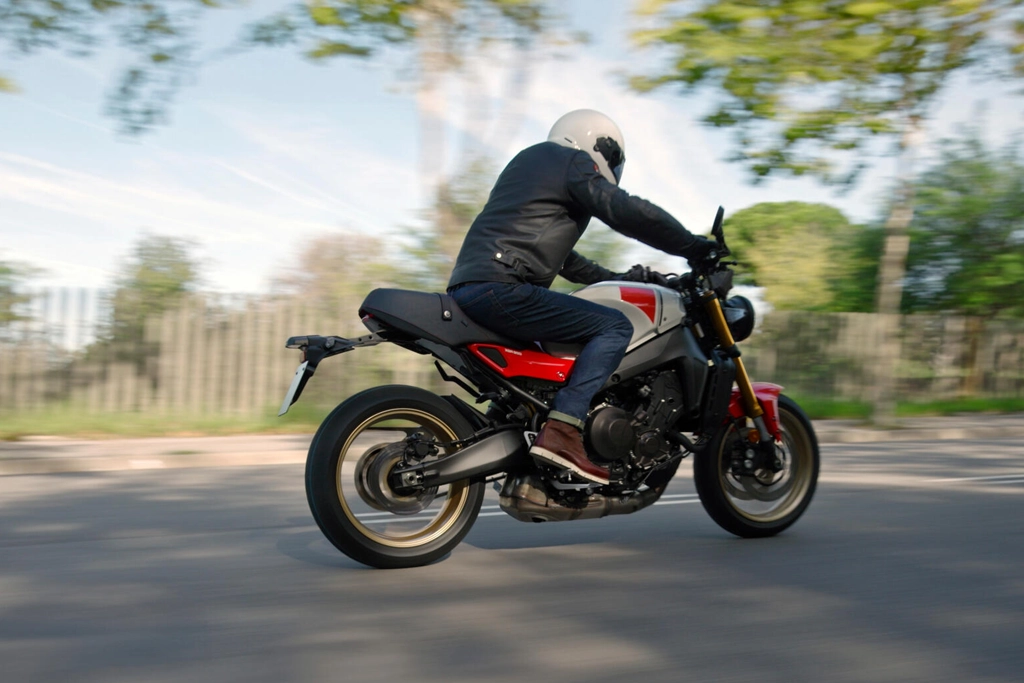 Yamaha 2025 XSR900 vue de face sur route