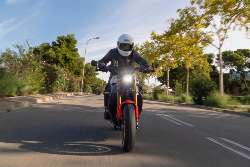 Tableau de bord TFT de la Yamaha 2025 XSR900