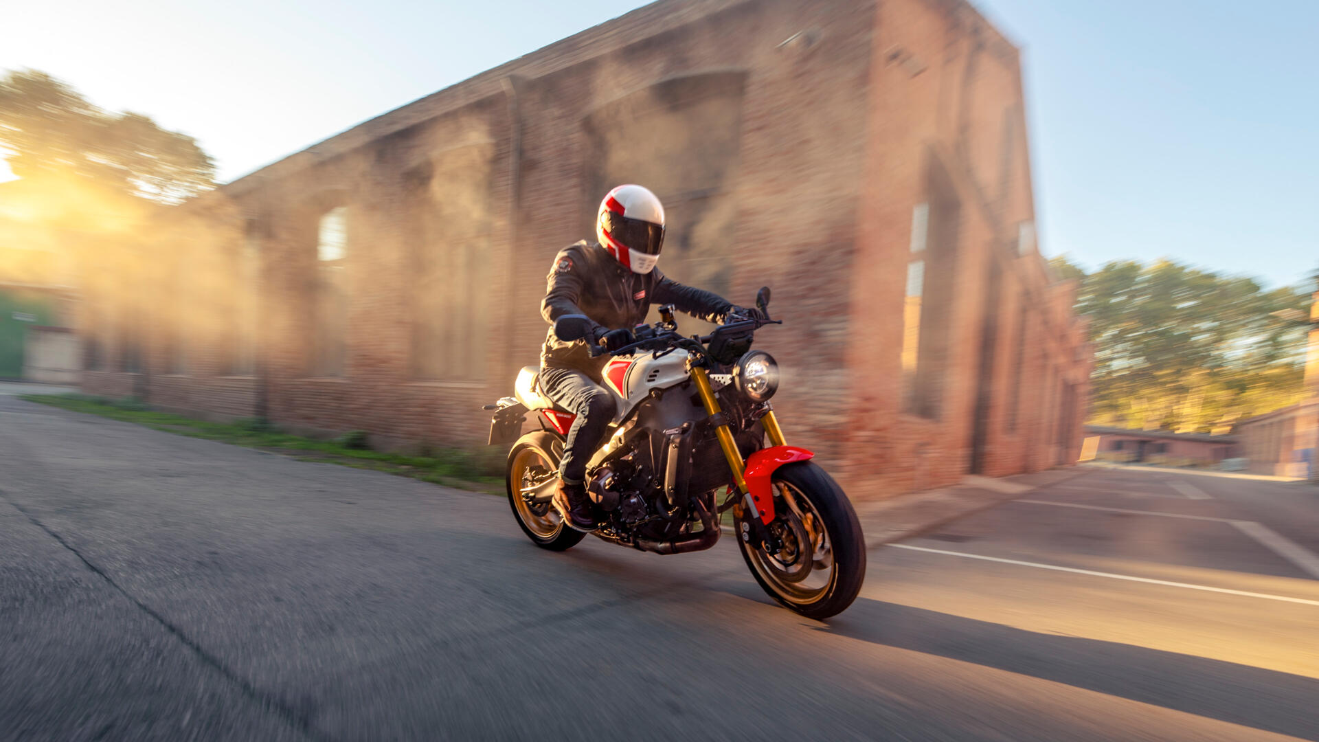 Yamaha 2025 XSR900 en conduite sur route sinueuse