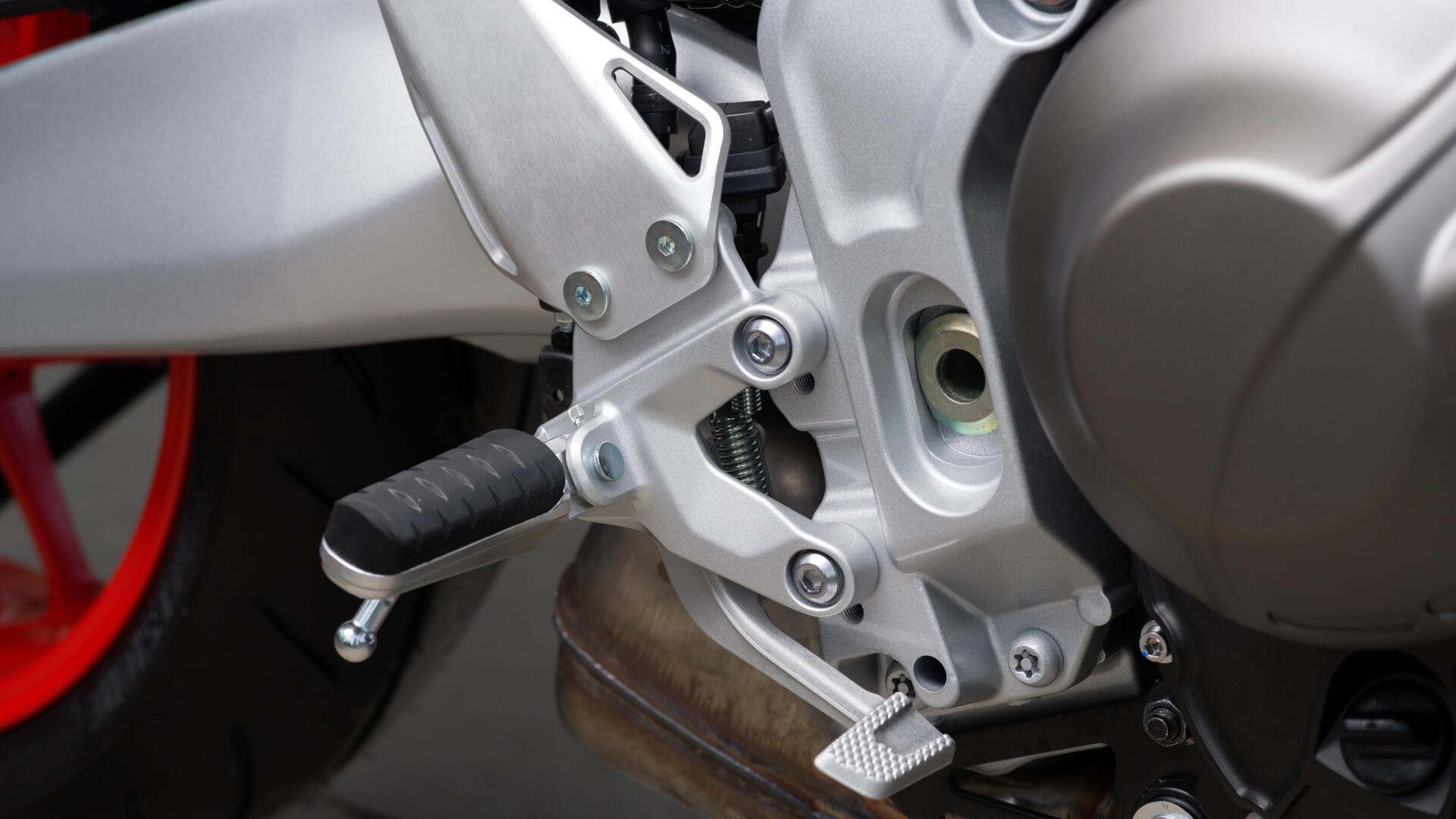 Yamaha 2024 XSR900 GP 35 kW en situation de conduite sur route