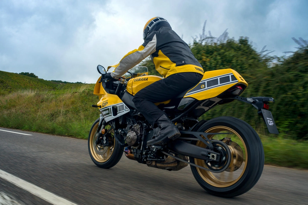 Vue arrière de la Yamaha XSR900 GP sur route