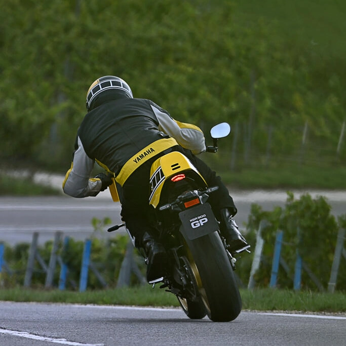 Carénage intégral de la Yamaha XSR900 GP en gros plan