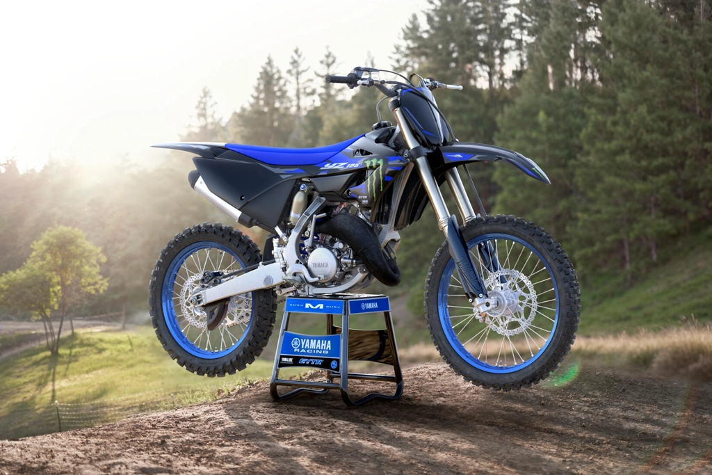 Profil dynamique de la Yamaha 2025 YZ125 Monster Energy en action