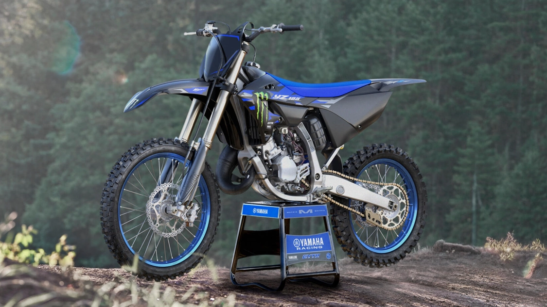 Vue arrière de la Yamaha 2025 YZ125 Monster Energy sur circuit