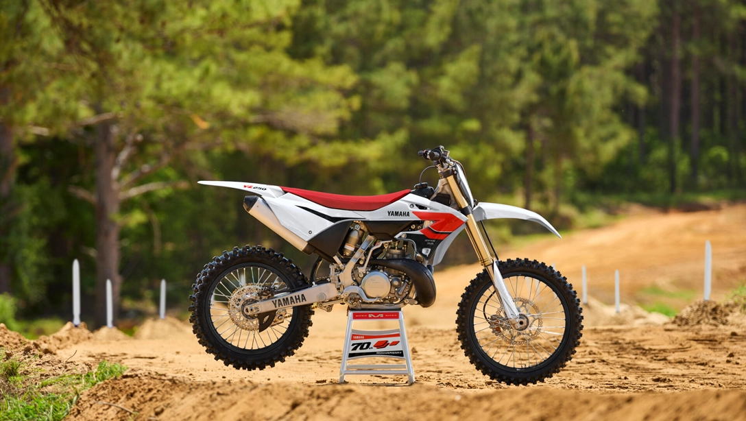 Vue latérale de la Yamaha YZ250 70th Anniversary Edition sur fond noir