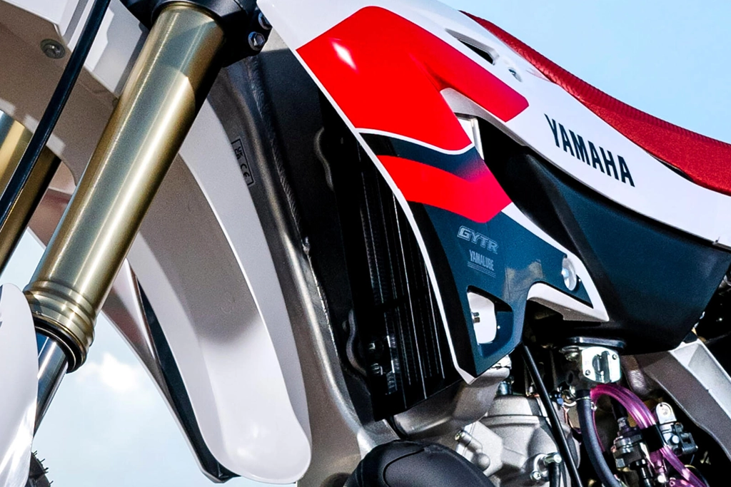 Yamaha YZ250 70th Anniversary Edition vue de face sur piste
