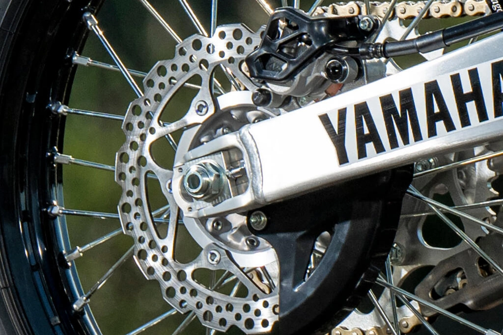 Détail du réservoir et des graphismes rétro de la Yamaha YZ250 70th Anniversary Edition