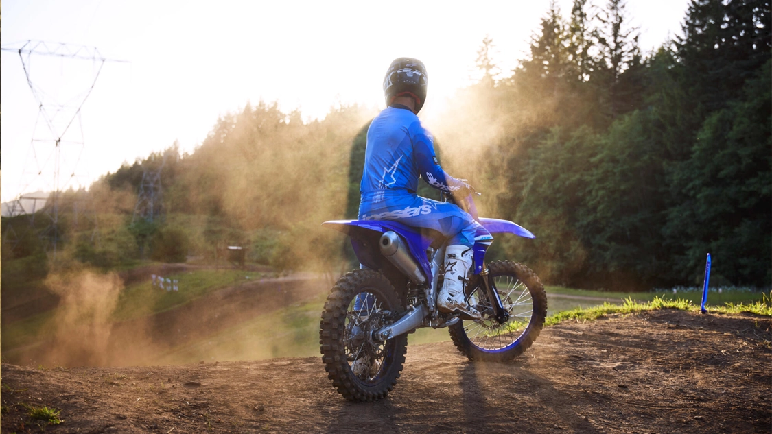 Tableau de bord et guidon de la Yamaha 2025 YZ450F