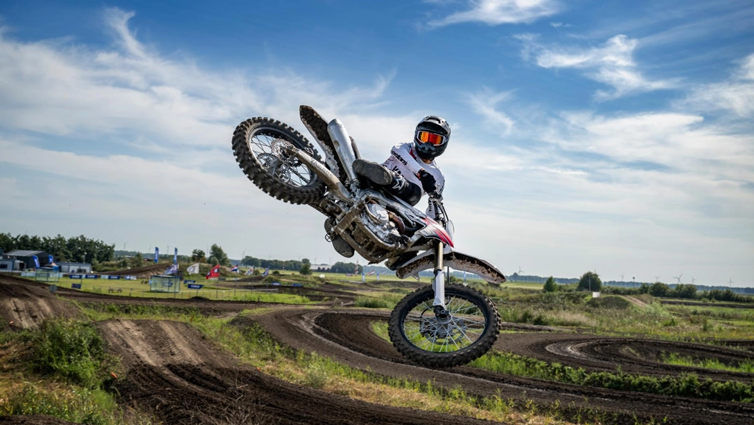 Moto Yamaha YZ450F 70th Anniversary Edition vue de profil sur fond noir