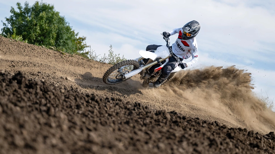 Vue arrière dynamique de la Yamaha YZ450F 70th Anniversary Edition en action