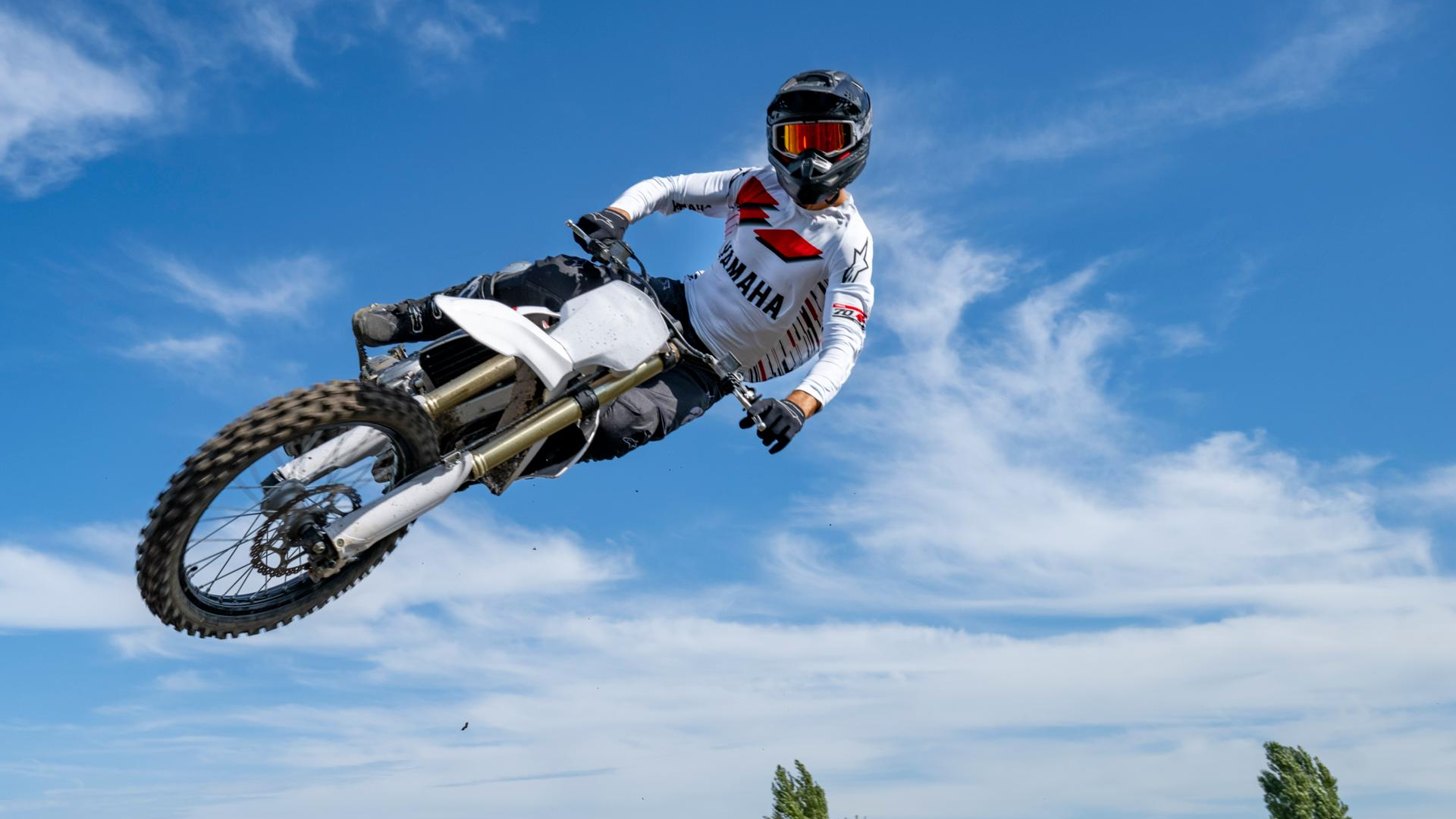 Yamaha YZ450F 70th Anniversary Edition sur circuit, vue dynamique