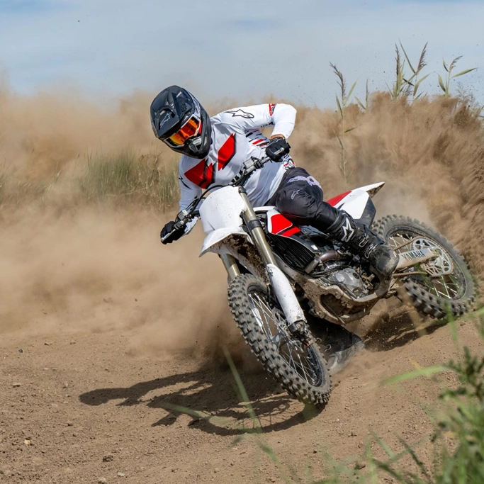 Yamaha YZ450F 70th Anniversary Edition vue latérale avec livrée blanche et rouge