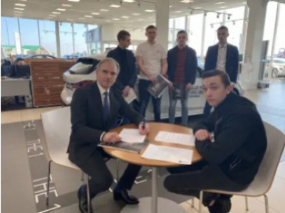 L’ÉCOLE DU GROUPE CONTINUE A CRÉER DES EMPLOIS